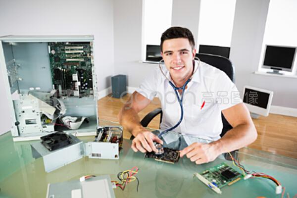 手持聽診器的微笑工程師 當技術遇見溫度